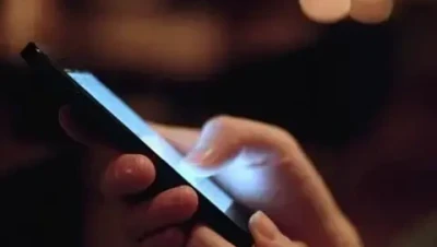 تفسير رؤية الهاتف النقال في المنام: بشرى بالحب والنجاح أم تحذير من الخيانة؟