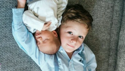 تفسير رؤية الأخ في المنام للمتزوجة: رمز للأمان أم تحذير؟