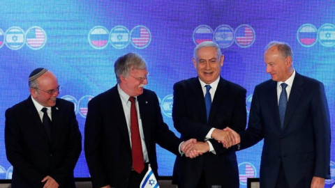 "إيران" بين أنياب روسيا ومخالب...