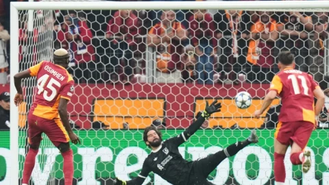 غلطة سراي يسقط ليفربول في دوري...