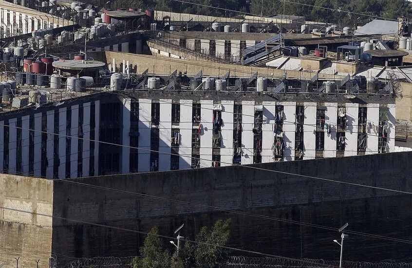لبنان.. توتر في سجن رومية وأعمال شغب بعد وفاة سجين سوري (فيديو)