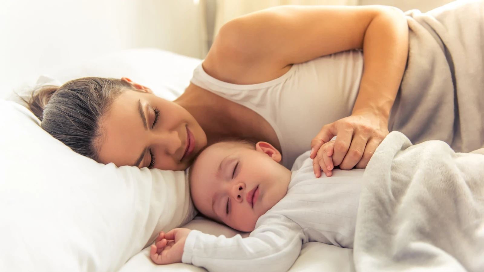 هل يؤثر النوم المشترك مع الطفل على تطوره النفسي؟ دراسة حديثة تكشف الحقيقة