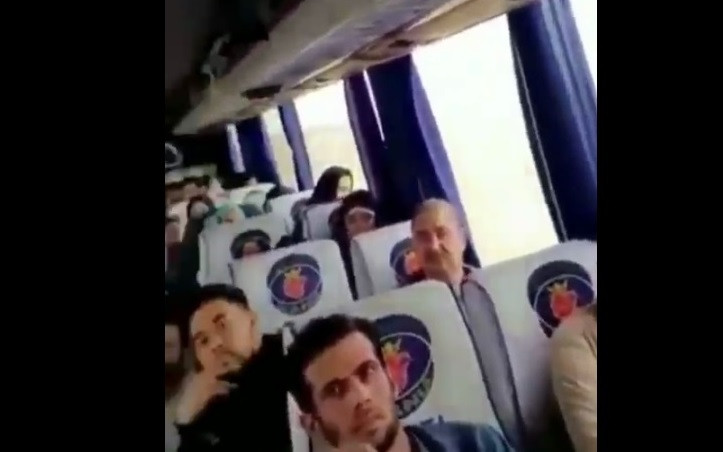 في فيديو صادم.. دعوات لـنـزع الكمـامات وتقبيل ضريح في مشهد!