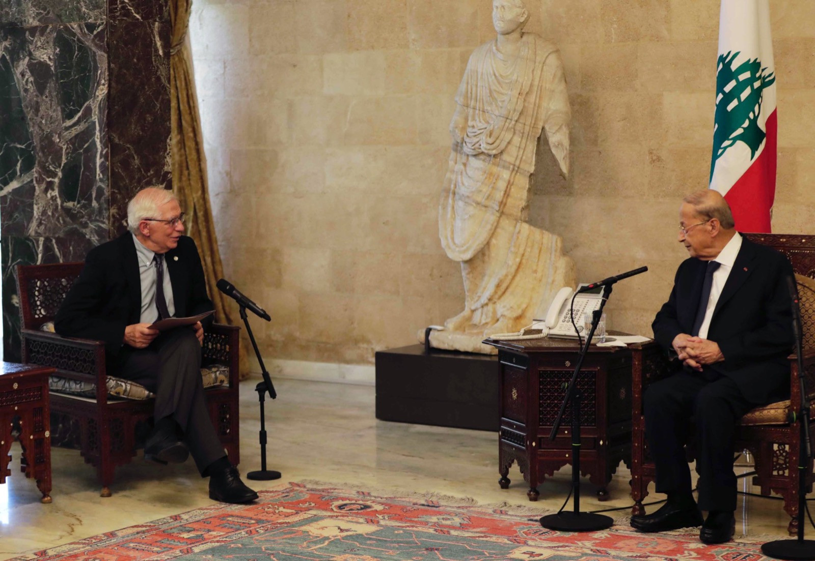 مسؤول أوروبي يلوح بعقوبات تطال سياسيين لبنانيين