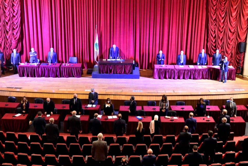 انقطاع الكهرباء في جلسة منح الثقة للحكومة اللبنانية ونائب عن "حــزب الله" يتدخل (فيديو)