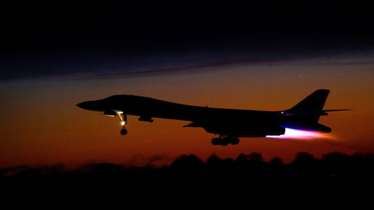 قاذفة أمريكية تحلق فوق مياه الخليج رفقة طائرات سعودية بحرينية مصرية إسرائيلية