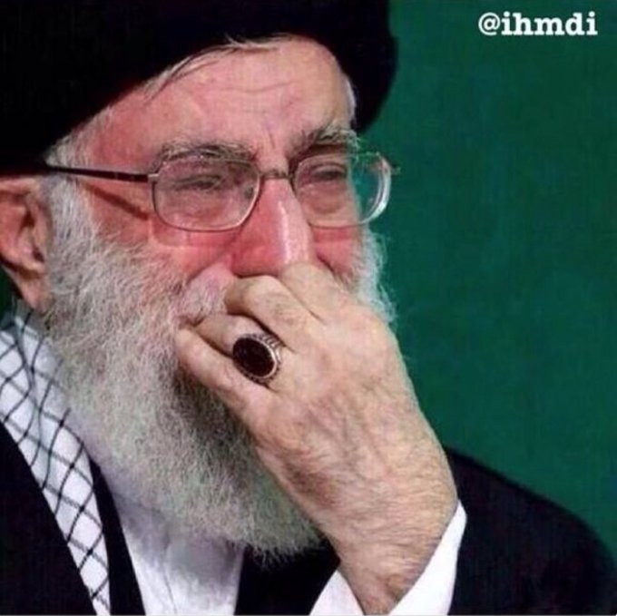 "خامنئي" يجهش بالبكاء في الذكرى الثانية لاغتيال "سليماني" (فيديو)