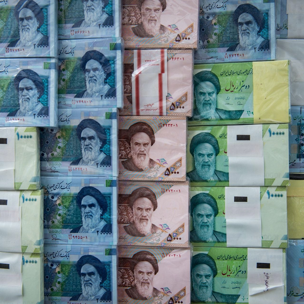 مسؤولان غربيان يكشفان طريقة إيران للالتفاف على عقوبات واشنطن