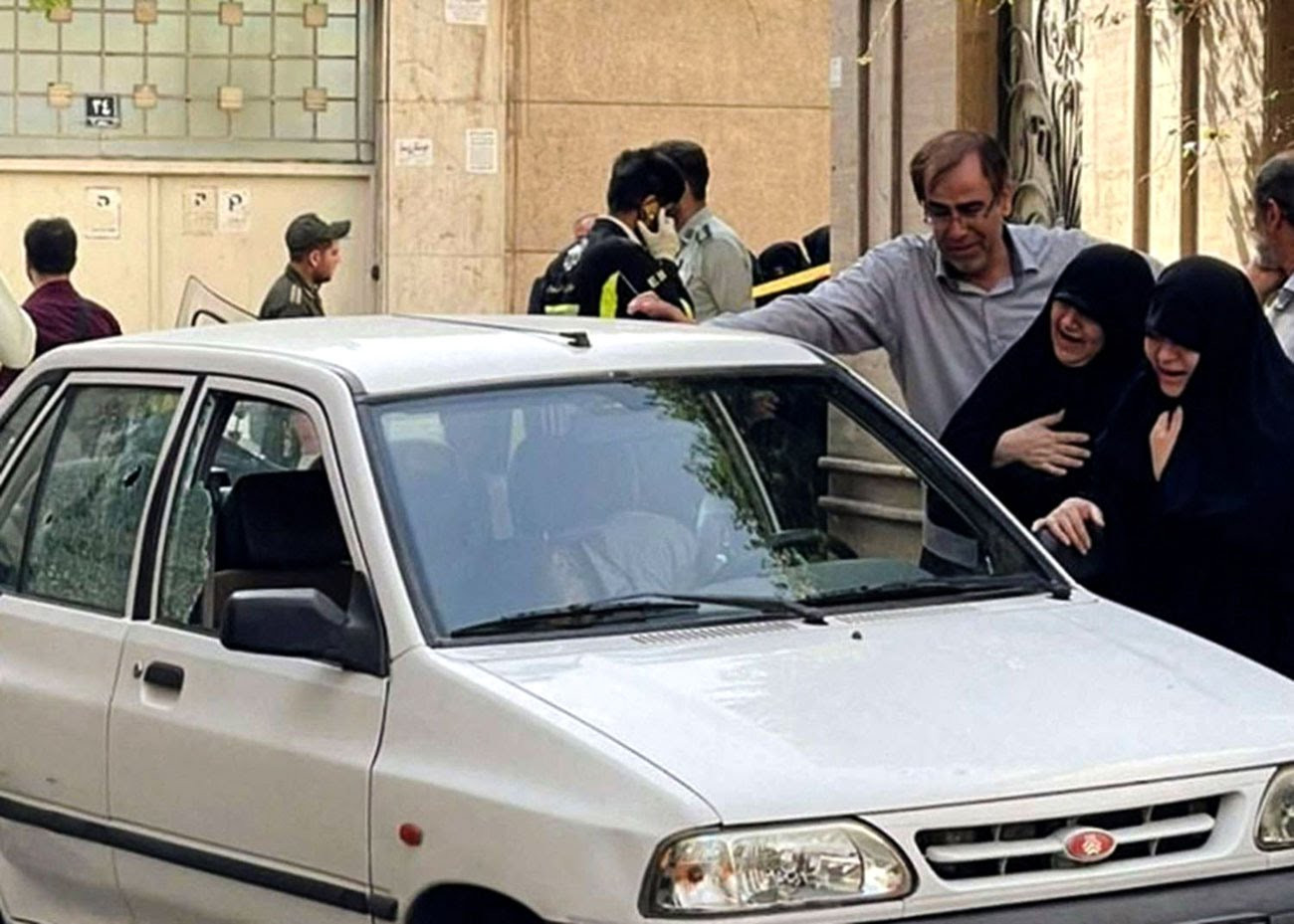 إسرائيل تضرب في العمق الإيراني.. هل سترد طهران؟