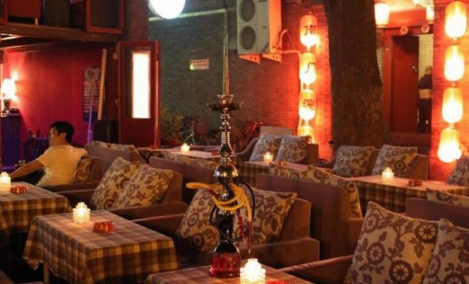 "الحرس الثوري" يغلق ثلاثة مقاهٍ في قم بسبب الحجاب