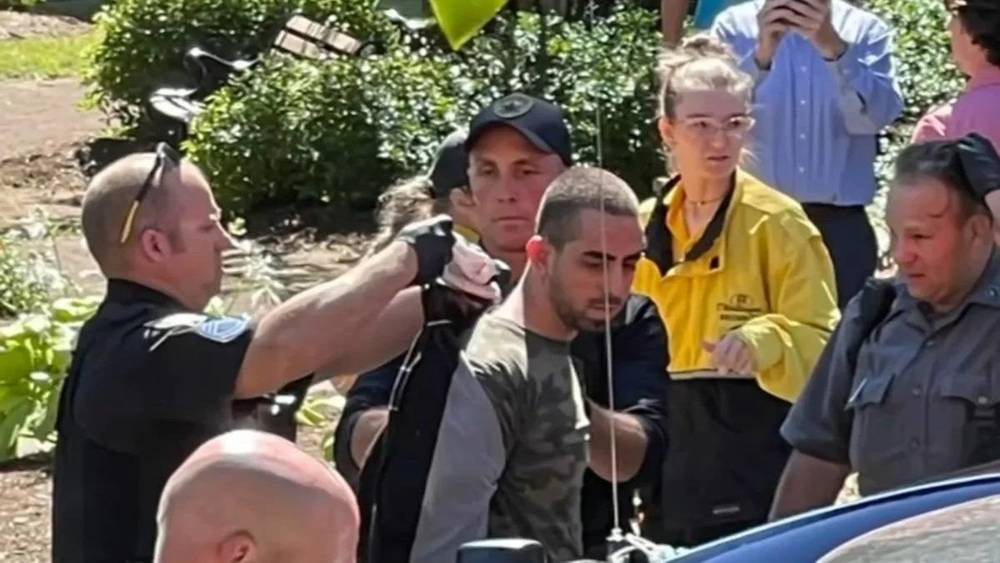 صور لقاسم سليماني داخل هاتف الأمريكي الذي طعن سلمان رشدي