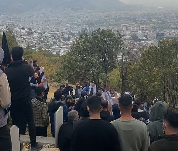 عمال وتجار إيرانيون يضربون دعماً للاحتجاجات ومظاهرات تتحدى قمع الأمن