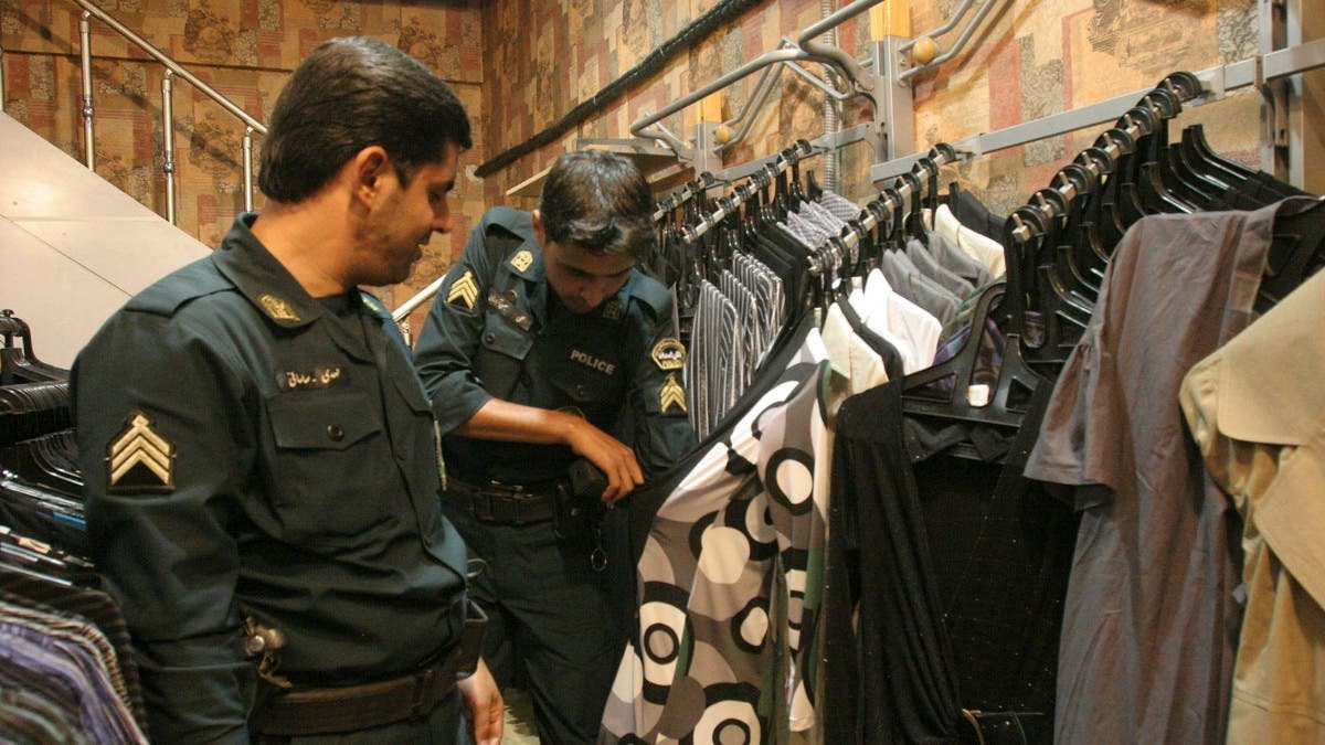 النظام يرضخ للمحتجين في إيران ويحل "شرطة الأخلاق"