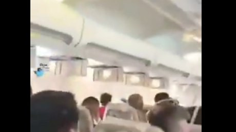 فيديو من داخل طائرة إيرانية هبطت اضطراريا في شيراز بسبب انخفاص ضغط الهواء