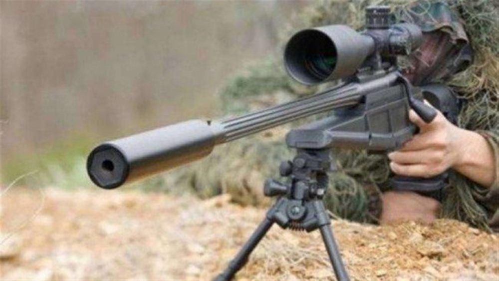 بالفيديو.. رصاصة قناص حوثي تحول الراعي "عبدالله أمير" إلى "عاجز"