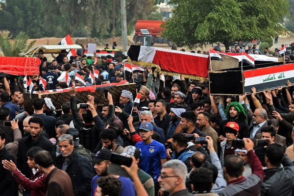 العراق.. عشائر النجف تطالب بمحاكمة القتلة ونذر مواجهة مسلحة بين ميليشيا والمحتجين