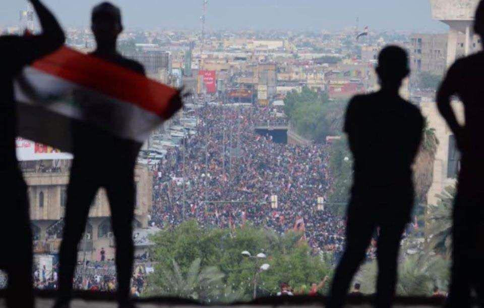 متظاهرو بغداد يكسرون حظر التجوال وميليشيات إيران ترتكب مجزرة في كربلاء