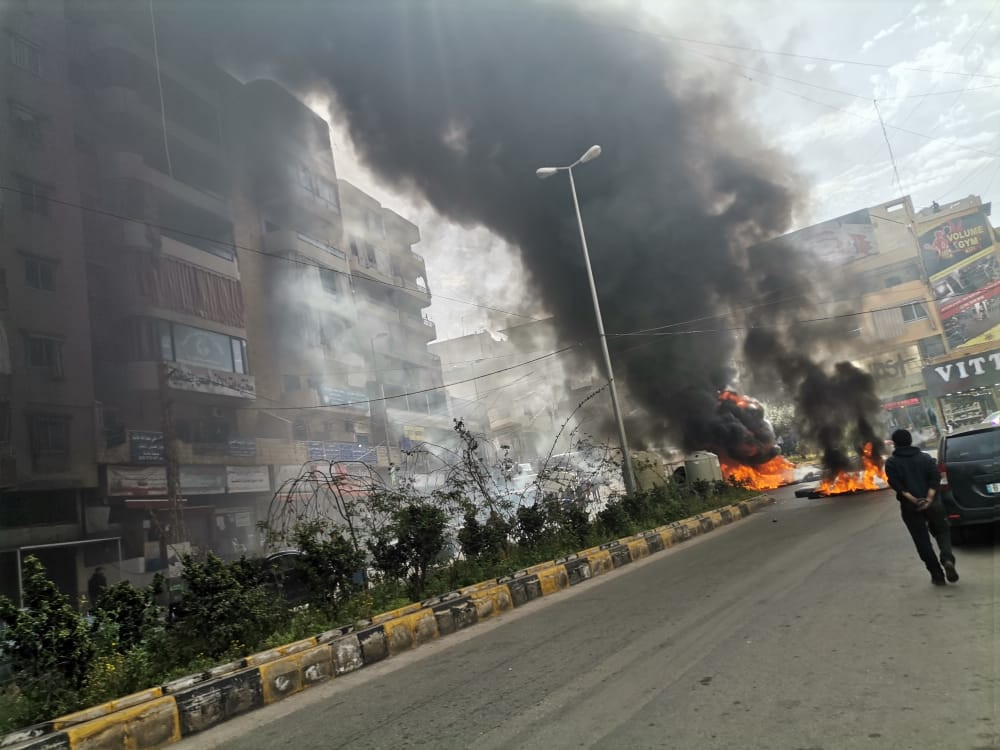 عقب الاحتجاجات.. الجيش اللبناني يباشر فتح الطرقات المقطوعة