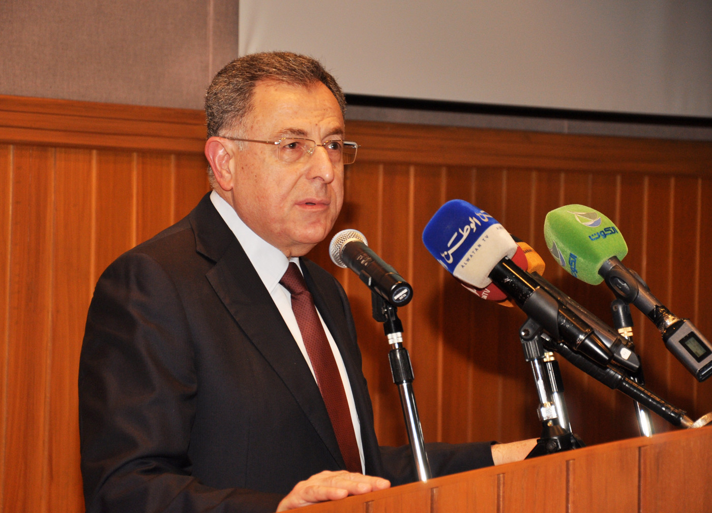 السنيورة: نصرالله يتصرف وكأنه "المرشد" للنظام اللبناني