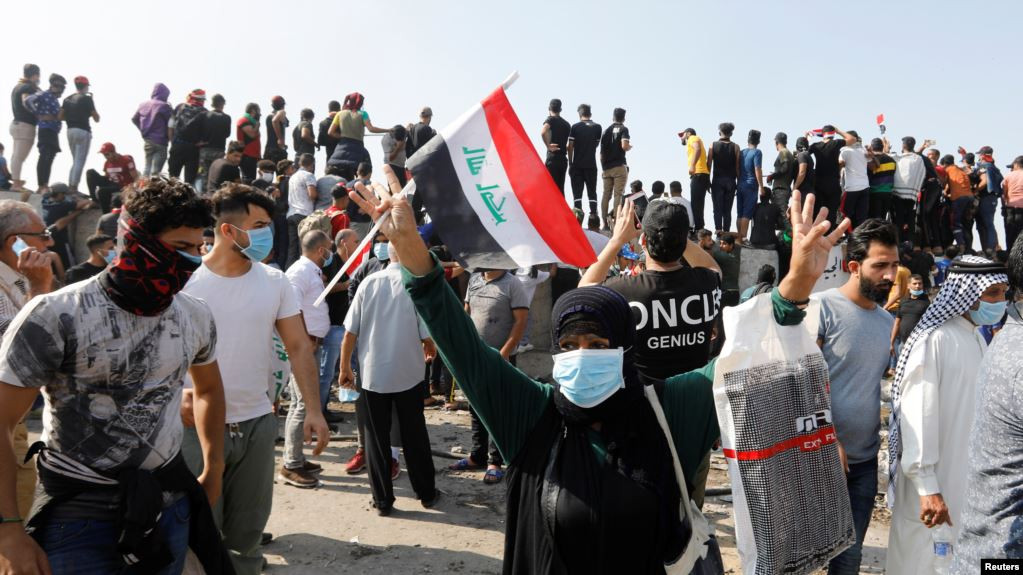 بعد يوم دامٍ في العراق.. مظاهرات واعتصام مفتوح ببغداد وحظر تجوال في الجنوب