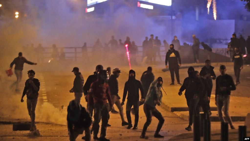 لبنان.. أنصار "حزب الله" و"حركة أمل" يهاجمون المتظاهرين ويهتفون "شيعة شيعة"