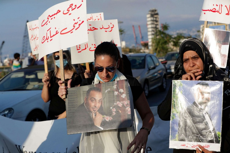 قرار مفاجئ بتنحية القاضي المكلف بالتحقيق بانفجار بيروت يثير غضب اللبنانيين