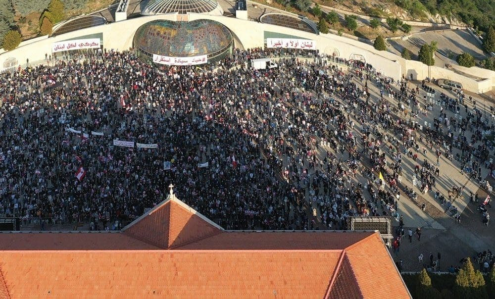 لبنان.. البطريرك "الراعي" يصعّد ضد "حـزب الله" وهتافات في بكركي "إيران برا برا"