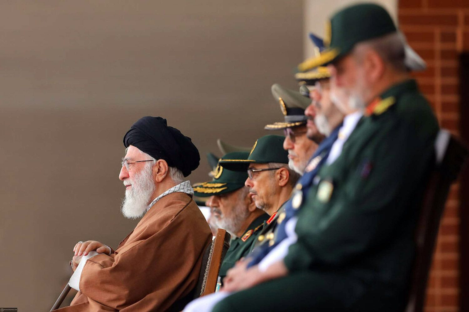 مدير مؤسسة تابعة لـ"خـامنئي" يفضح فساد النظام الإيـراني والمقربين من المرشد