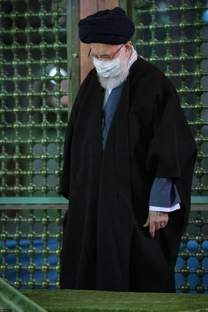 من أجل "الخميني".. "خامنئي" يكسر الحجر المنزلي (فيديو)