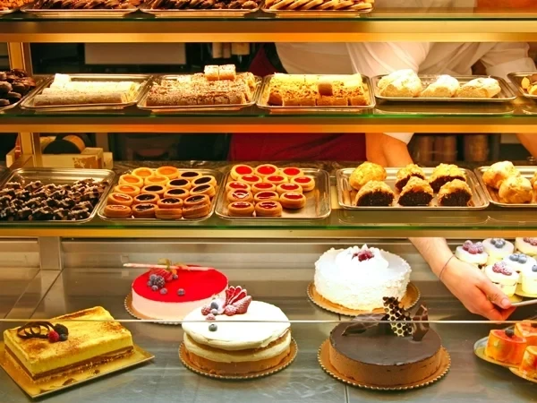 تفسير حلم الميت يأكل حلويات في المنام.. ماذا يقول ابن سيرين والنابلسي للعزباء والمتزوجة؟