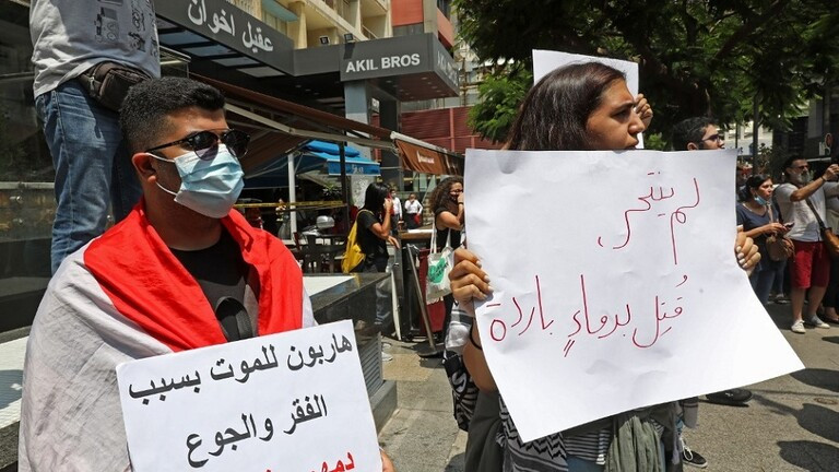 لبنانيون يضعون الزهور في شارع شهد انتحار رجل بطريقة مأساوية