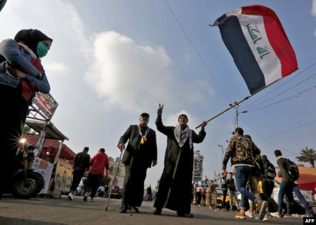 العراق.. الآلاف يتوافدون لساحات بغداد وإعفاء قادة وإغلاق طرق في الجنوب