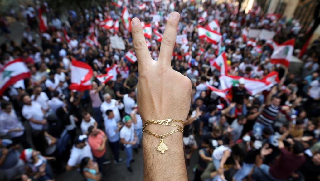 اللبنانيون يواصلون مظاهراتهم وإجراءات مشددة للجيش لحمايتها من زعران "حزب الله"