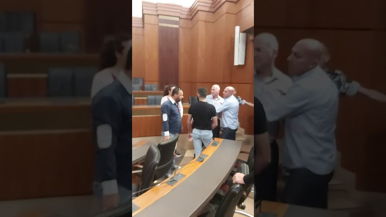 ناشطون يقتحمون البرلمان اللبناني