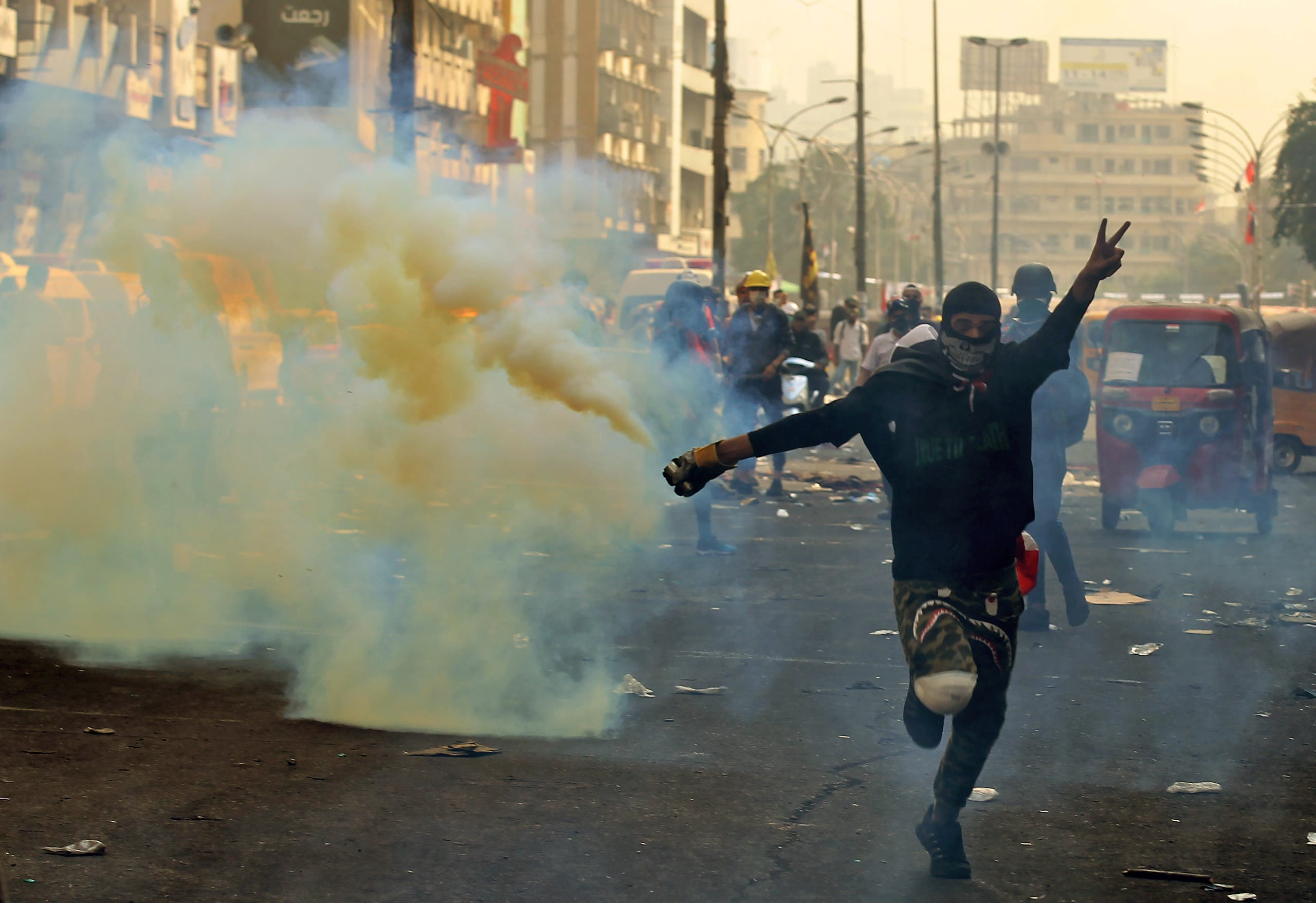 مظاهرات في بغداد ومدن عراقية.. ومتظاهرون يقطعون الطرقات والموانئ