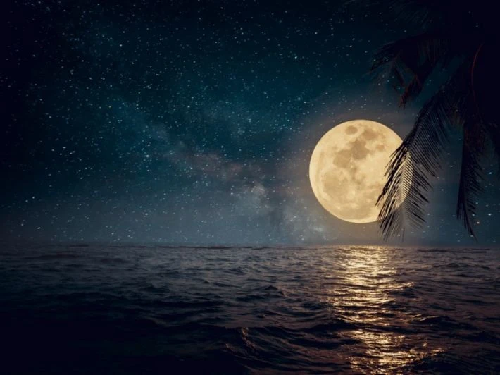 تفسير رؤية القمر في المنام | دلالات ابن سيرين والنابلسي وأهم التفسيرات للجميع