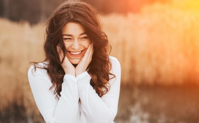 تفسير الضحك في المنام للمتزوجة والعزباء والحامل: آراء ابن سيرين والنابلسي وابن شاهين