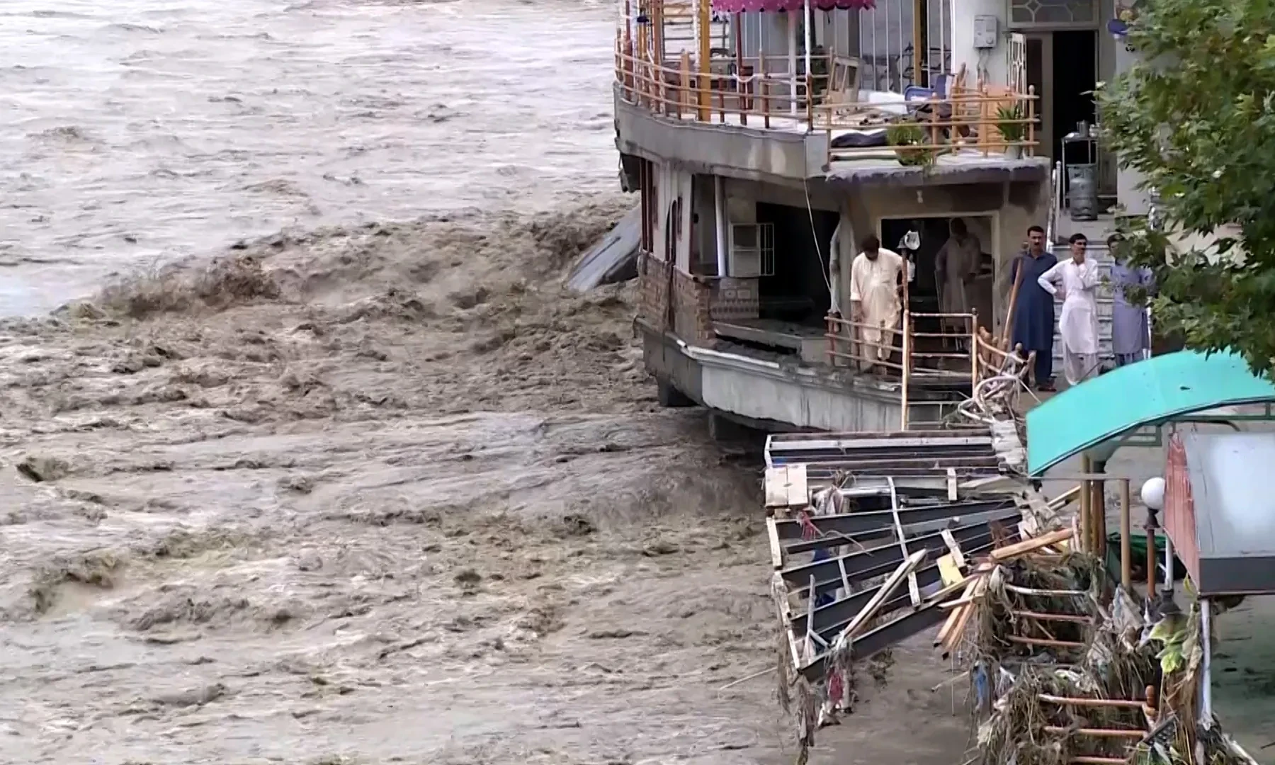 بالفيديو.. انهيارات أرضية وفيضانات مفاجئة تجتاح باكستان