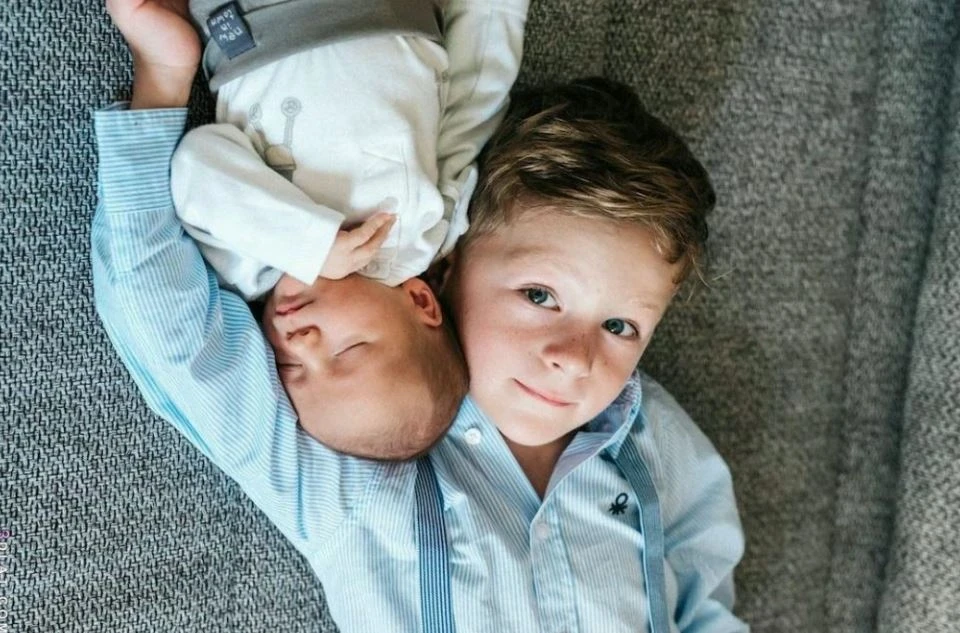 تفسير رؤية الأخ في المنام للمتزوجة: رمز للأمان أم تحذير؟