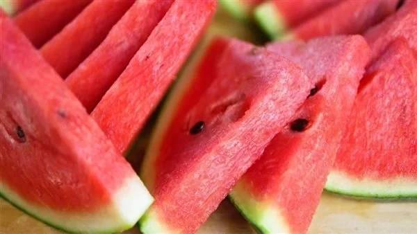 تفسير حلم أكل البطيخ للعزباء والمتزوجة والحامل لابن سيرين والنابلسي